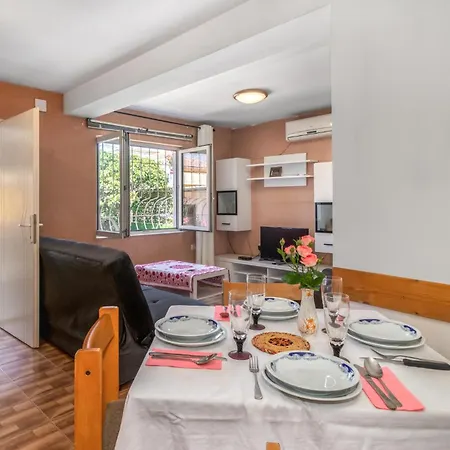 Apartment 1 Bedroom Beautiful In *